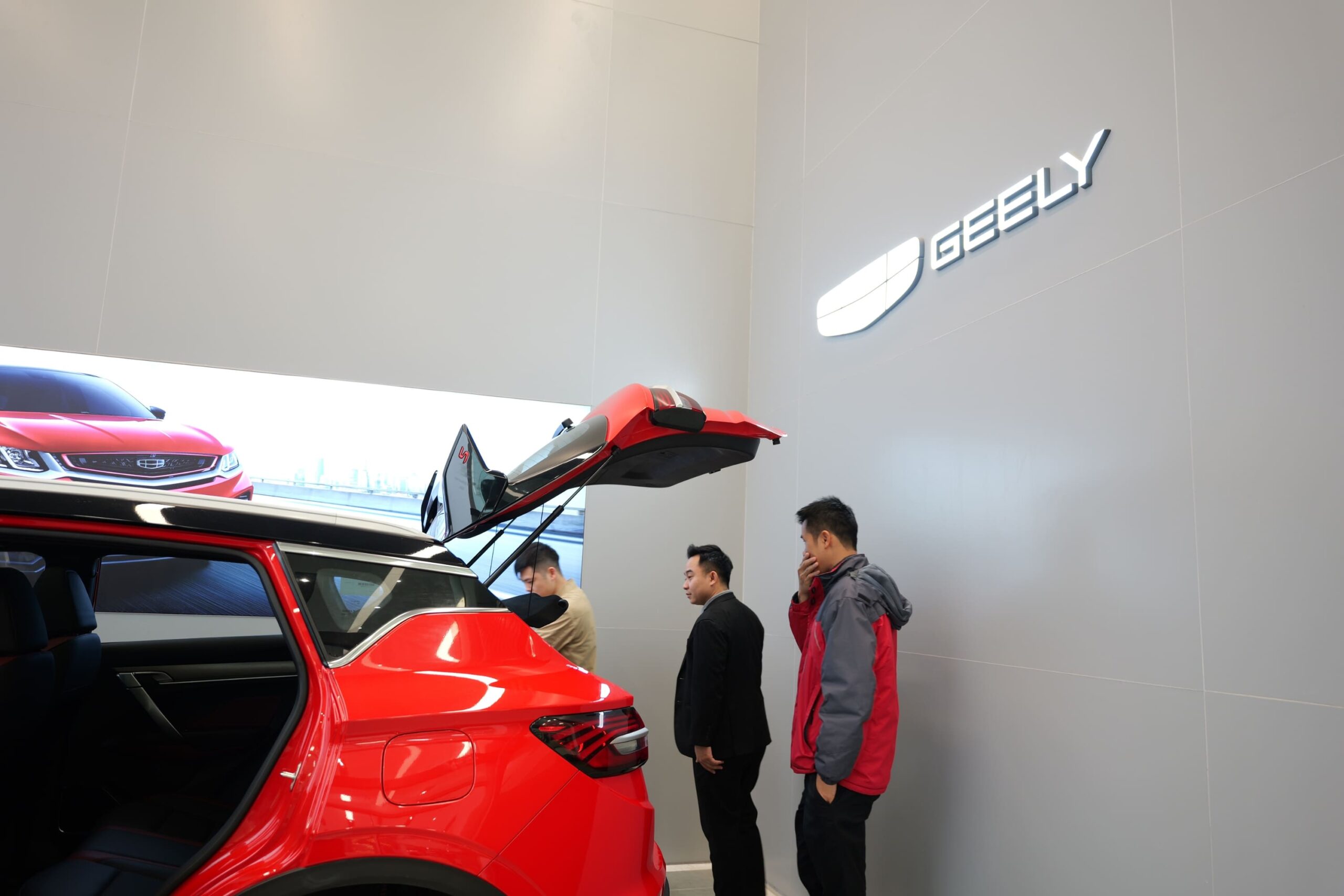 Đội ngũ Geely Lạng Sơn hỗ trợ khách hàng nhiệt tình